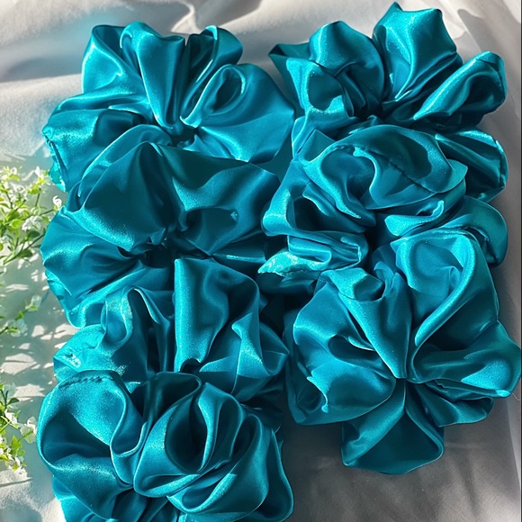Scrunchies / oversized scrunchies/ hair tie - Picture 2 of 2